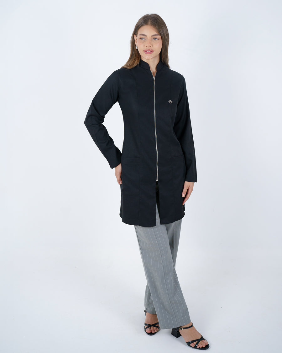 Jaleco Feminino Preto Acinturado com Zíper de Alta qualidade, com tecido gabardine premium, encorpado, sedoso e confortavel.