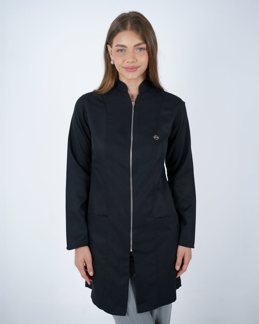 Jaleco Feminino Preto Acinturado com Zíper de Alta qualidade, com tecido gabardine premium, encorpado, sedoso e confortavel.
