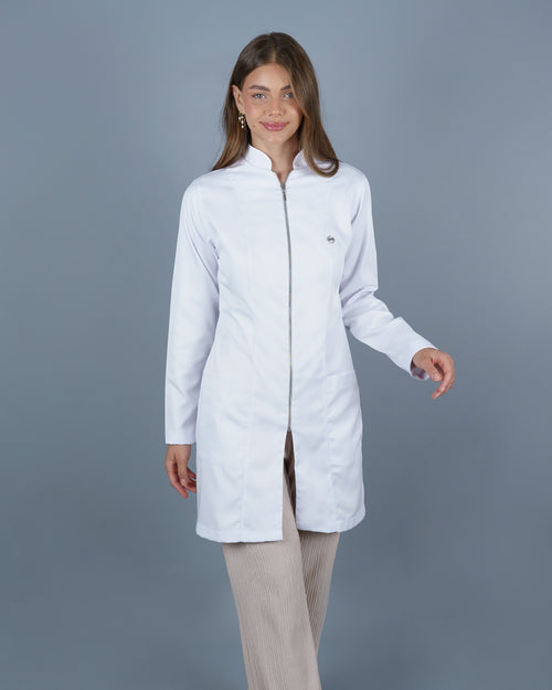 Jaleco Feminino Preto Acinturado com Zíper de Alta qualidade, com tecido gabardine premium, encorpado, sedoso e confortavel.