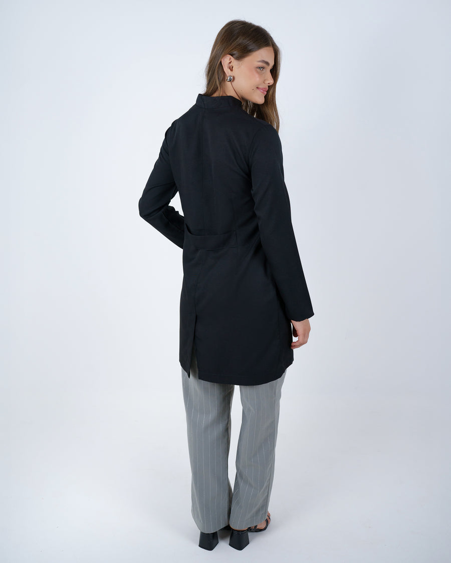 Jaleco Feminino Preto Acinturado com Zíper de Alta qualidade, com tecido gabardine premium, encorpado, sedoso e confortavel.