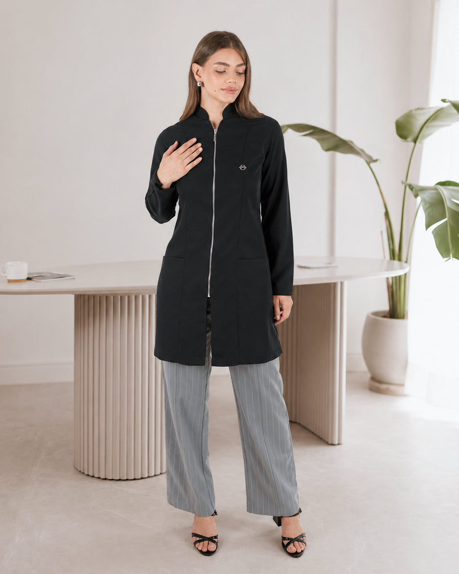 Jaleco Feminino Preto Acinturado com Zíper de Alta qualidade, com tecido gabardine premium, encorpado, sedoso e confortavel.