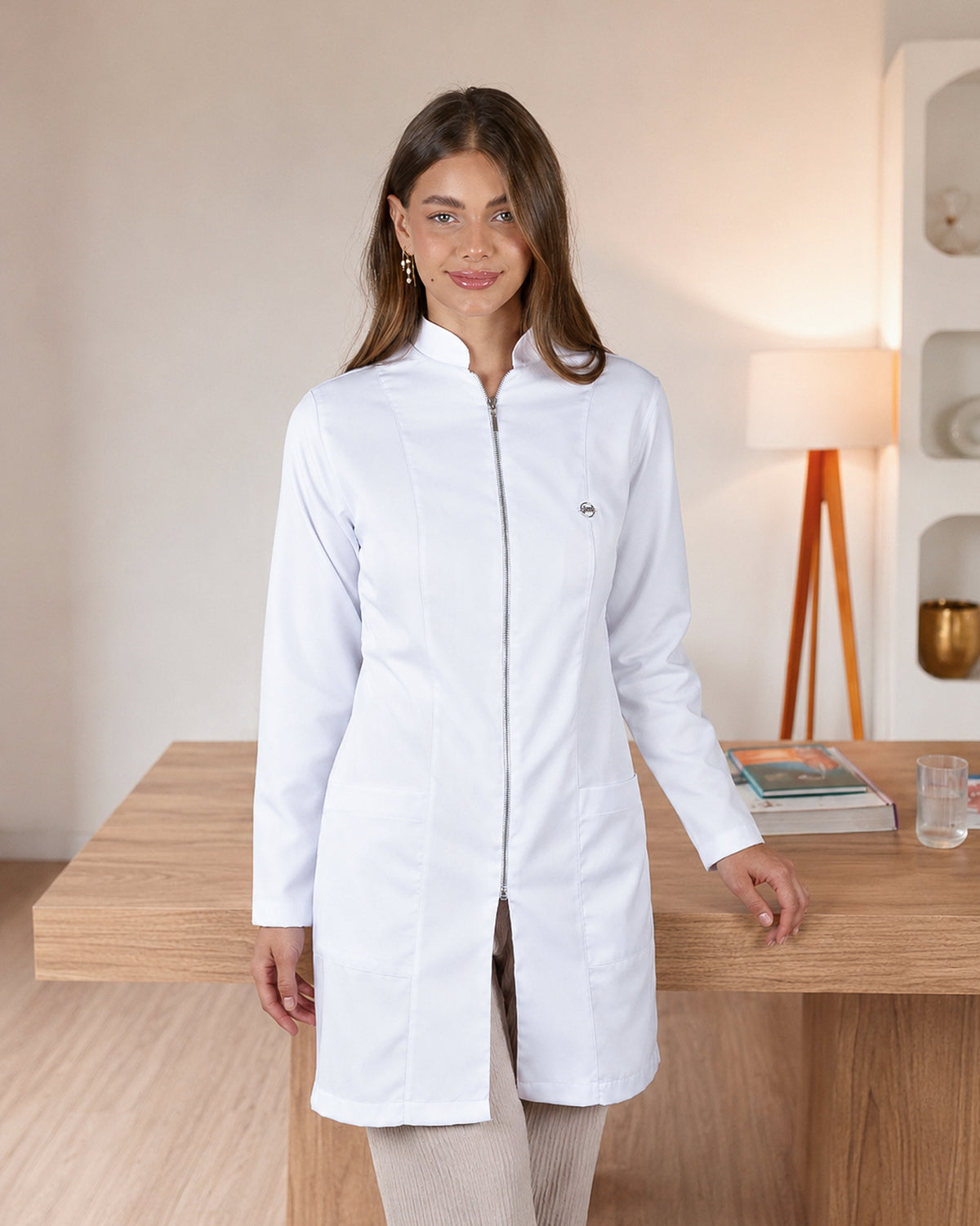 Jaleco Feminino Preto Acinturado com Zíper de Alta qualidade, com tecido gabardine premium, encorpado, sedoso e confortavel. — foto 3
