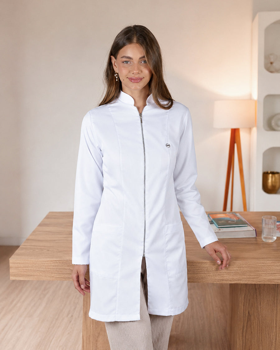Jaleco Feminino Preto Acinturado com Zíper de Alta qualidade, com tecido gabardine premium, encorpado, sedoso e confortavel.