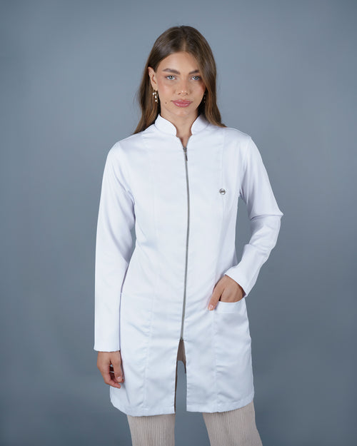 Jaleco Feminino Preto Acinturado com Zíper de Alta qualidade, com tecido gabardine premium, encorpado, sedoso e confortavel.