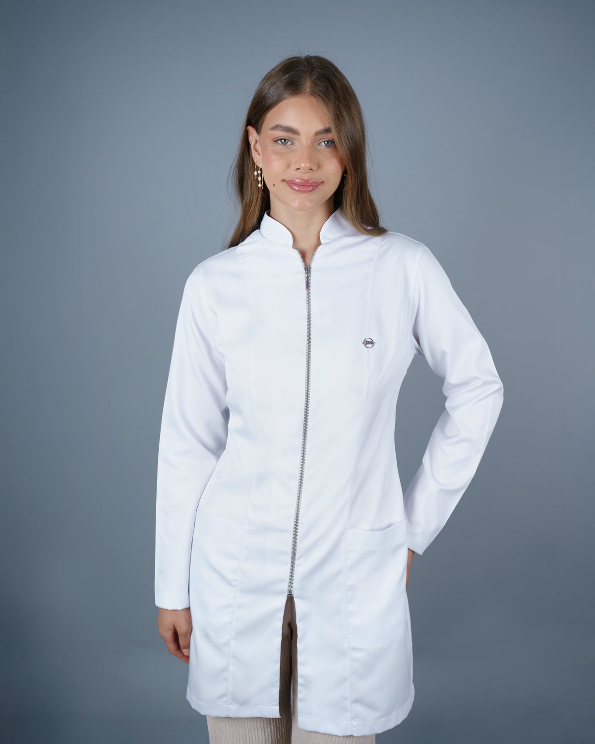 Jaleco Feminino Preto Acinturado com Zíper de Alta qualidade, com tecido gabardine premium, encorpado, sedoso e confortavel. — foto 4