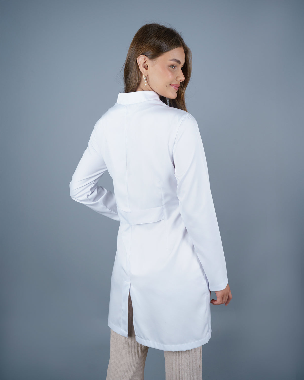 Jaleco Feminino Preto Acinturado com Zíper de Alta qualidade, com tecido gabardine premium, encorpado, sedoso e confortavel. — foto 5