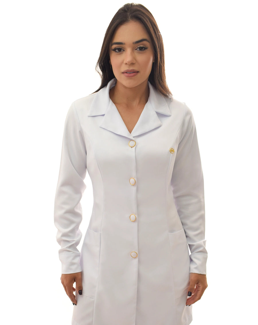 Jaleco feminino Ana branco em meio corpo frontal, com gola blazer, botões dourados e pin dourado no peito