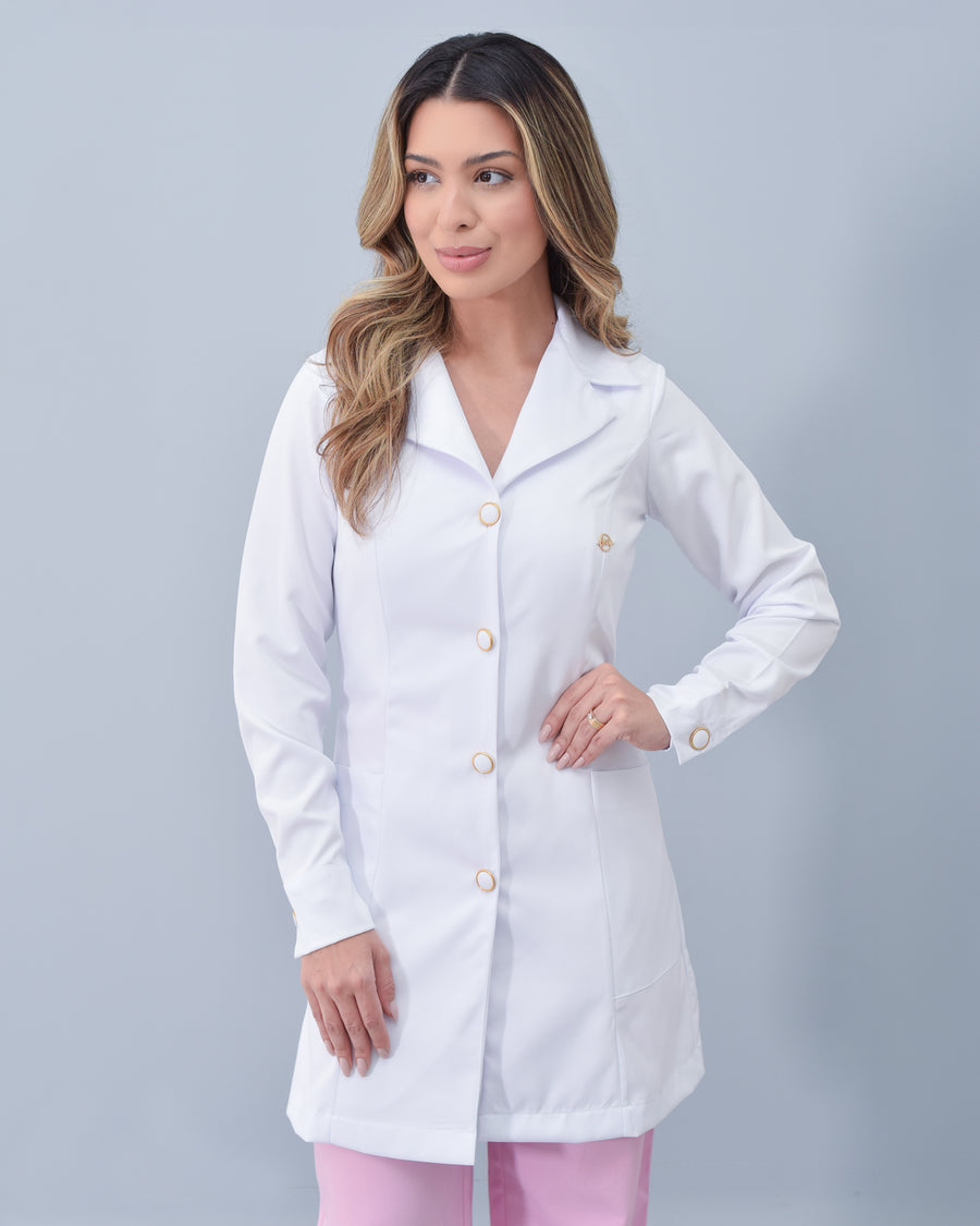 Jaleco feminino branco Ana, modelo acinturado com botoes dourados elegantes com gola blazer. Jaleco Chique e confortavel.