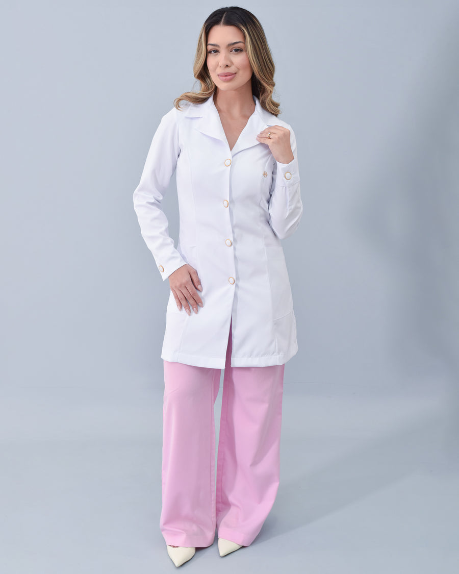 Jaleco feminino branco Ana, modelo acinturado com botoes dourados elegantes com gola blazer. Jaleco Chique e confortavel.