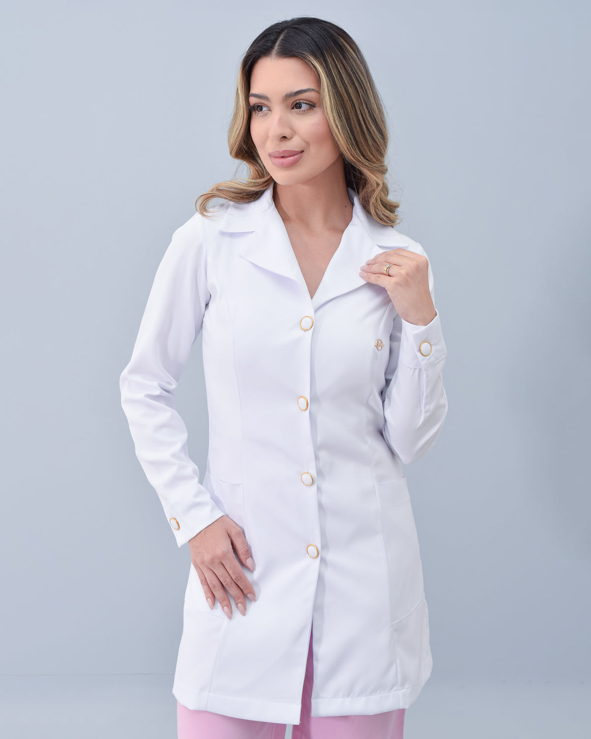 Jaleco feminino branco Ana, modelo acinturado com botoes dourados elegantes com gola blazer. Jaleco Chique e confortavel. — foto 5