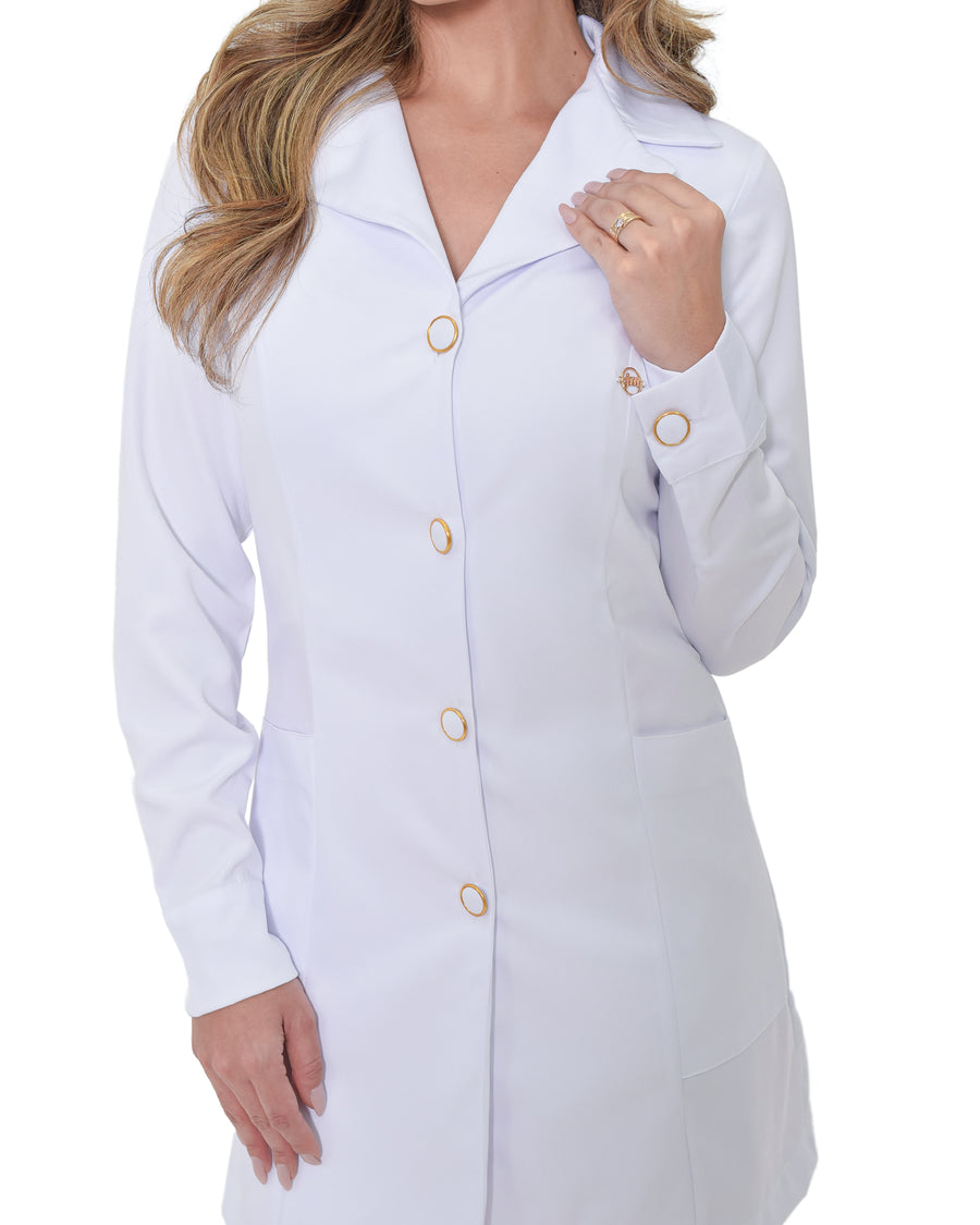 Modelo de jaleco Feminino branco com gola Blazer botoes com aros dourados e modelagem acinturada