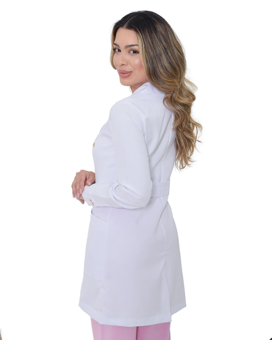 Modelo de jaleco Feminino branco com gola Blazer botoes com aros dourados e modelagem acinturada