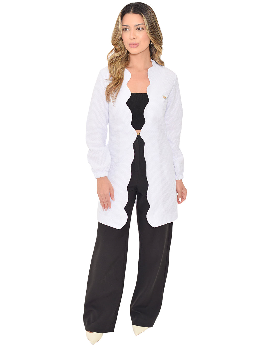 Jaleco feminino Aurora branco de frente em corpo inteiro, borda ondulada aberta sobre look preto — foto 4