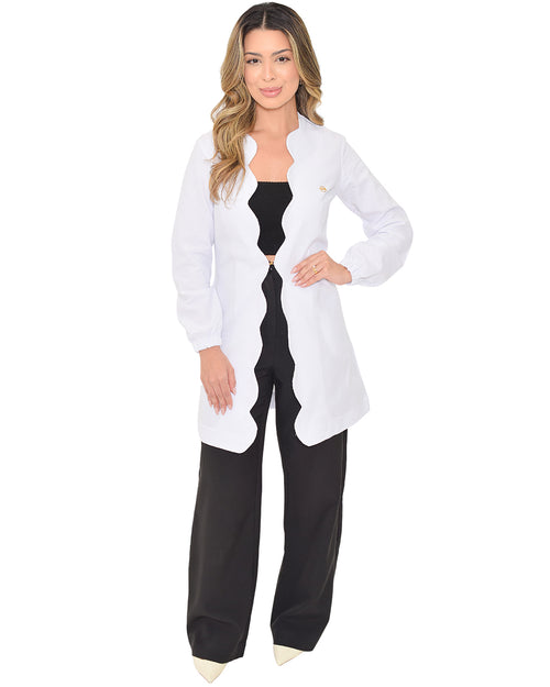 Jaleco feminino Aurora branco de corpo inteiro, com recorte ondulado frontal e fecho dourado na cintura