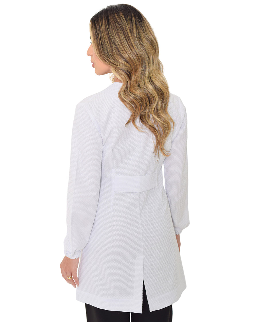 Jaleco feminino Aurora branco visto de costas, com martingale na cintura e fenda dupla na barra traseira