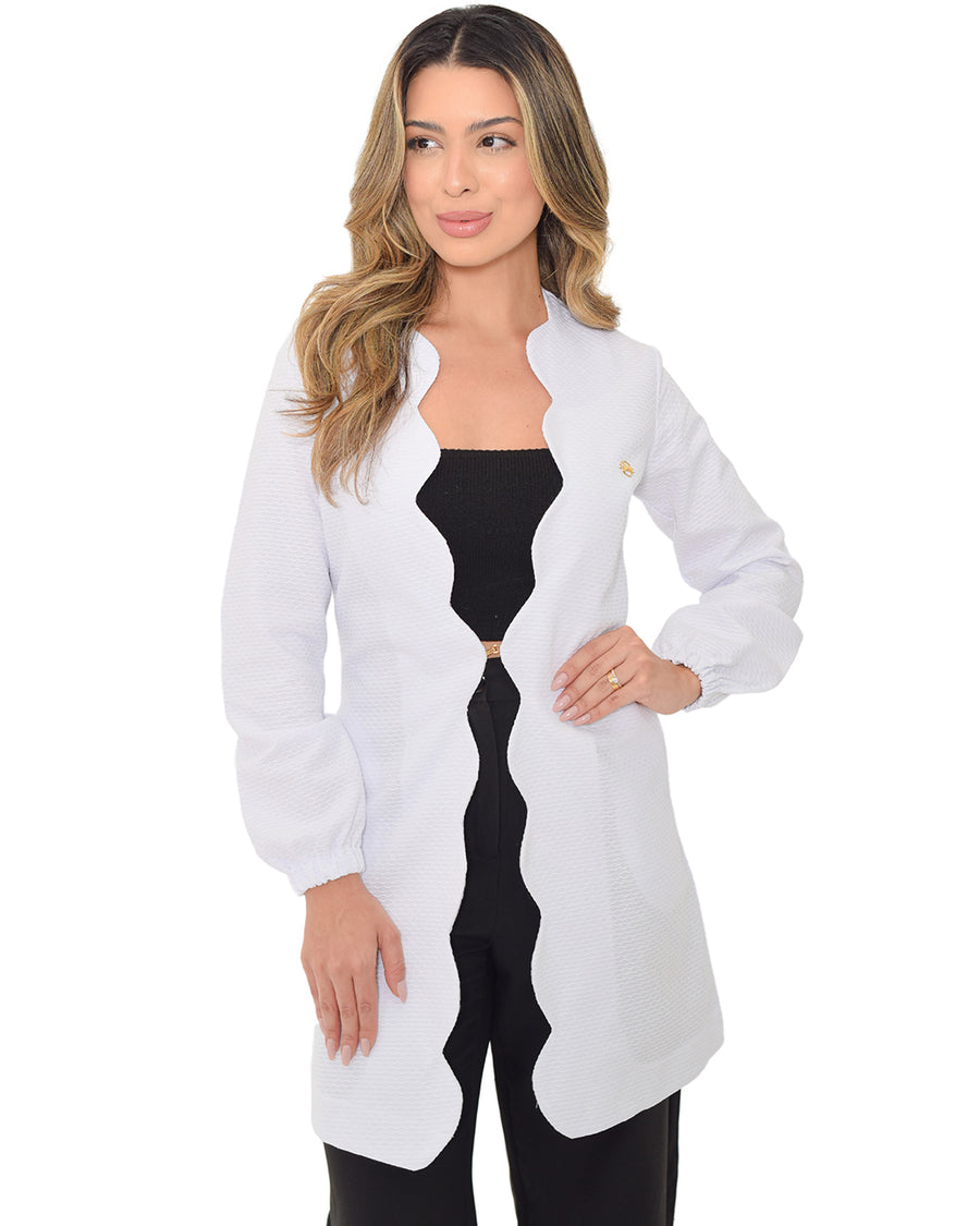 Jaleco feminino Aurora branco frontal de meio corpo, mão na cintura destacando o fecho dourado central