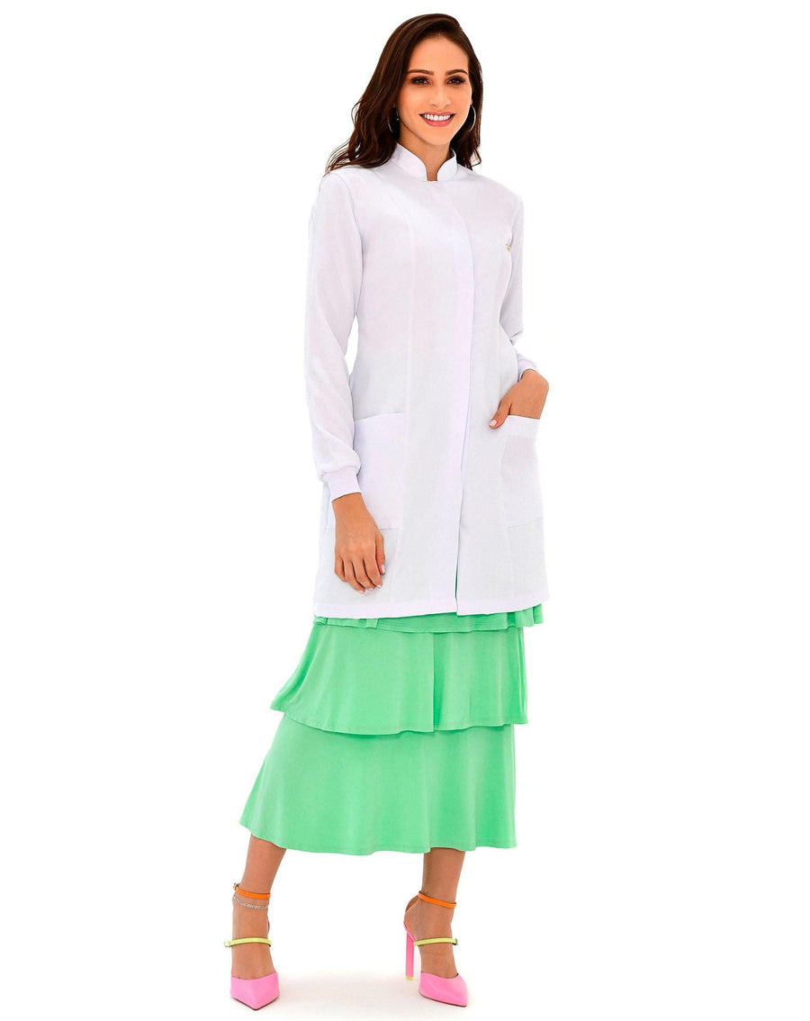 Jaleco feminino Básic Confort branco gola padre de corpo inteiro, modelo com mão no bolso e punho de malha