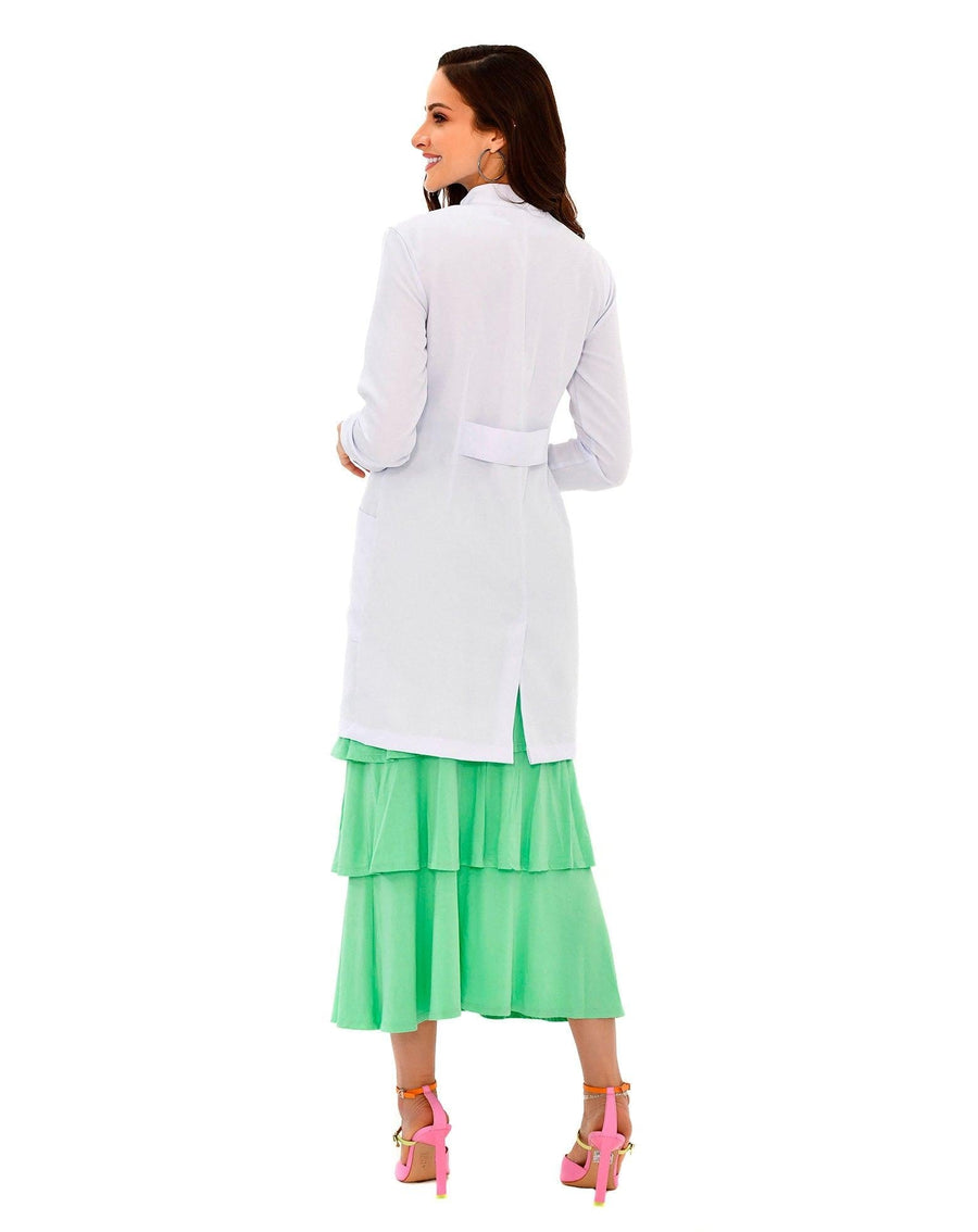 Jaleco feminino Básic Confort branco gola padre visto de costas, com martingale na cintura e fenda na barra