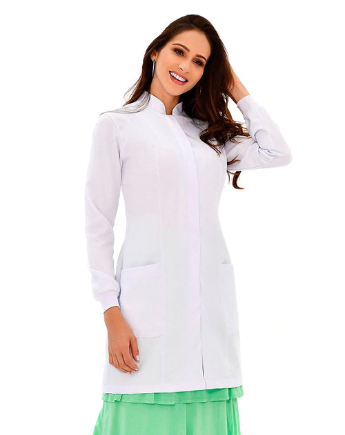 Jaleco feminino Básic Confort branco com gola padre em meio corpo frontal, botões embutidos e bolsos frontais