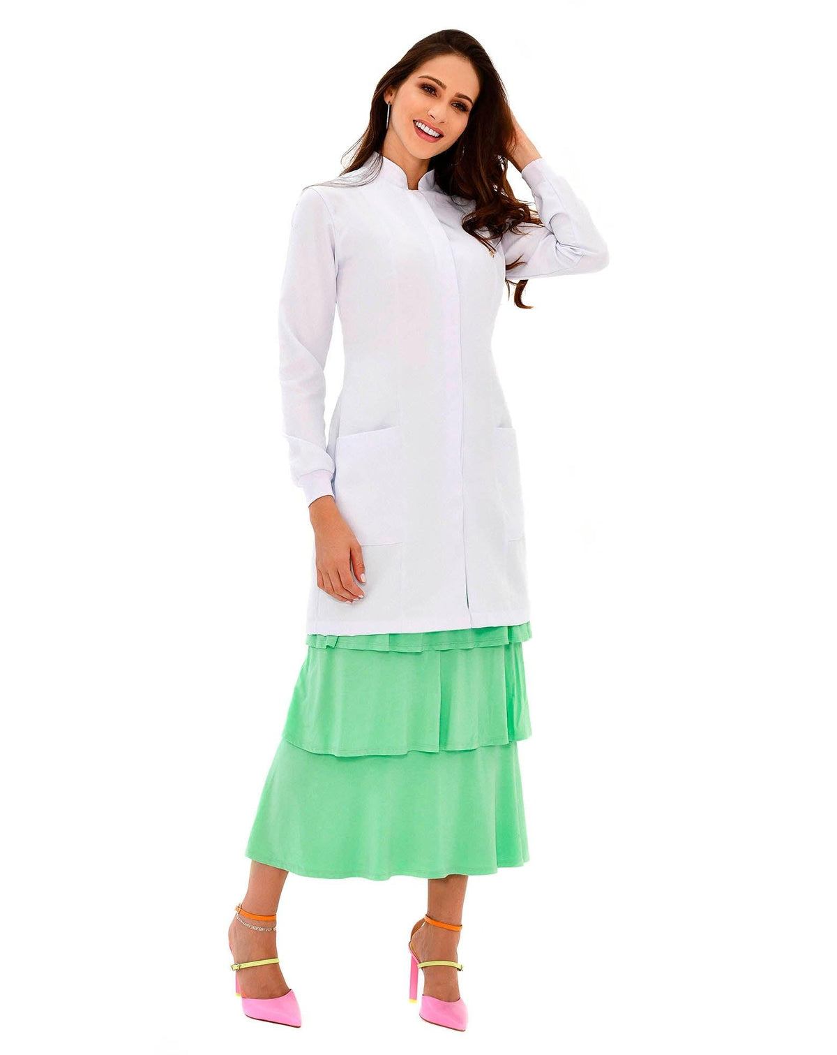 Jaleco feminino Básic Confort branco gola padre em ângulo lateral de corpo inteiro, com bolsos e manga longa — foto 3