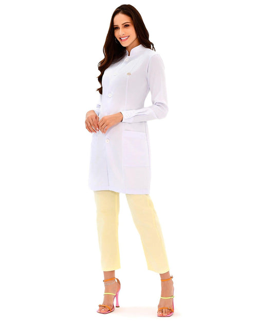 Jaleco feminino Básic New branco gola padre de corpo inteiro em leve ângulo, com bolso frontal e pin no peito