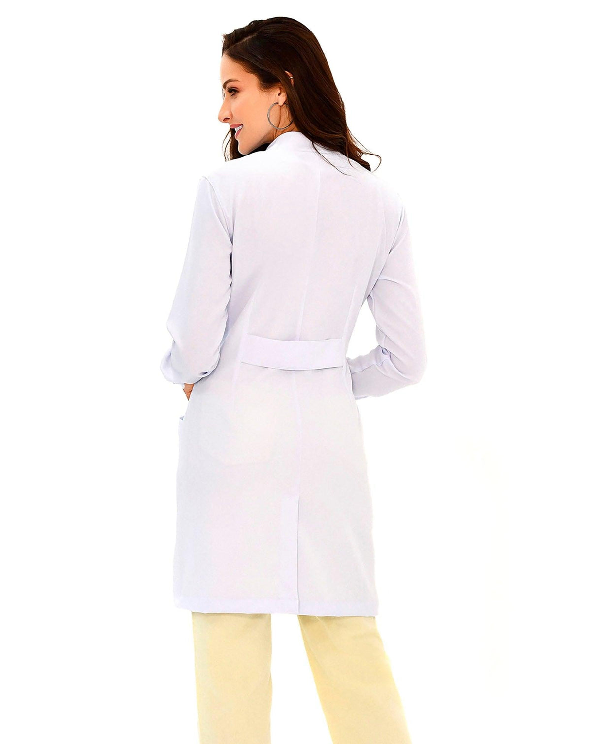 Jaleco feminino Básic New branco gola padre visto de costas, com martingale na cintura e fenda na barra — foto 4