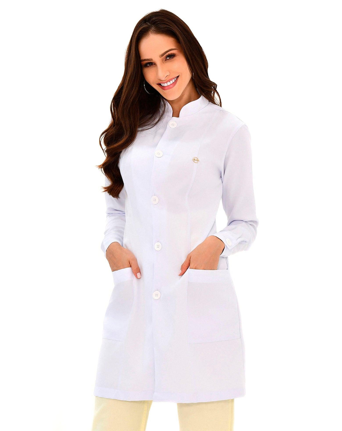 Jaleco feminino Básic New branco gola padre em meio corpo frontal, mãos nos bolsos e botões aparentes — foto 3
