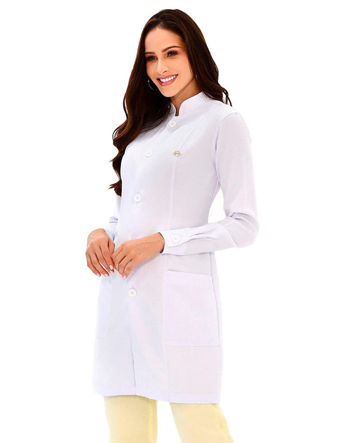 Jaleco feminino Básic New branco com gola padre em ângulo lateral, botões frontais e punho com botão na manga