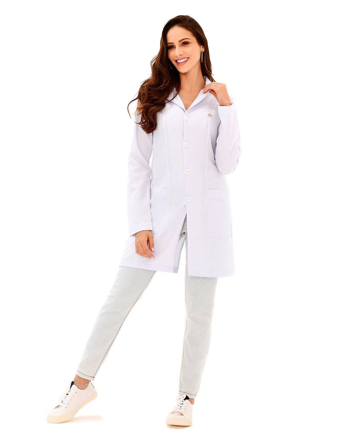 Jaleco feminino Básic Social branco gola blazer em corpo inteiro frontal, com botões, bolsos e pin no peito — foto 3