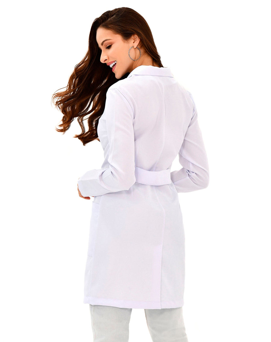Jaleco feminino Básic Social branco gola blazer visto de costas, com martingale na cintura e fenda na barra