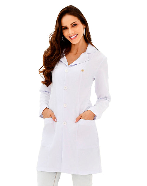 Jaleco feminino Básic Social branco com gola blazer em meio corpo frontal, mãos nos bolsos e botões brancos