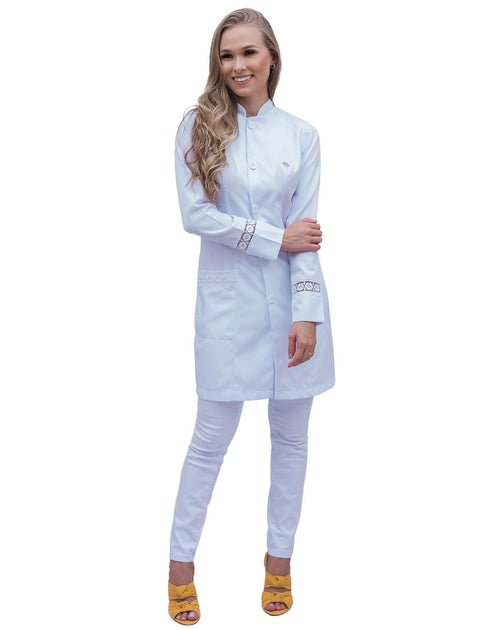 Jaleco feminino Beauty branco com renda gripir de corpo inteiro, botões frontais e detalhe rendado nas mangas