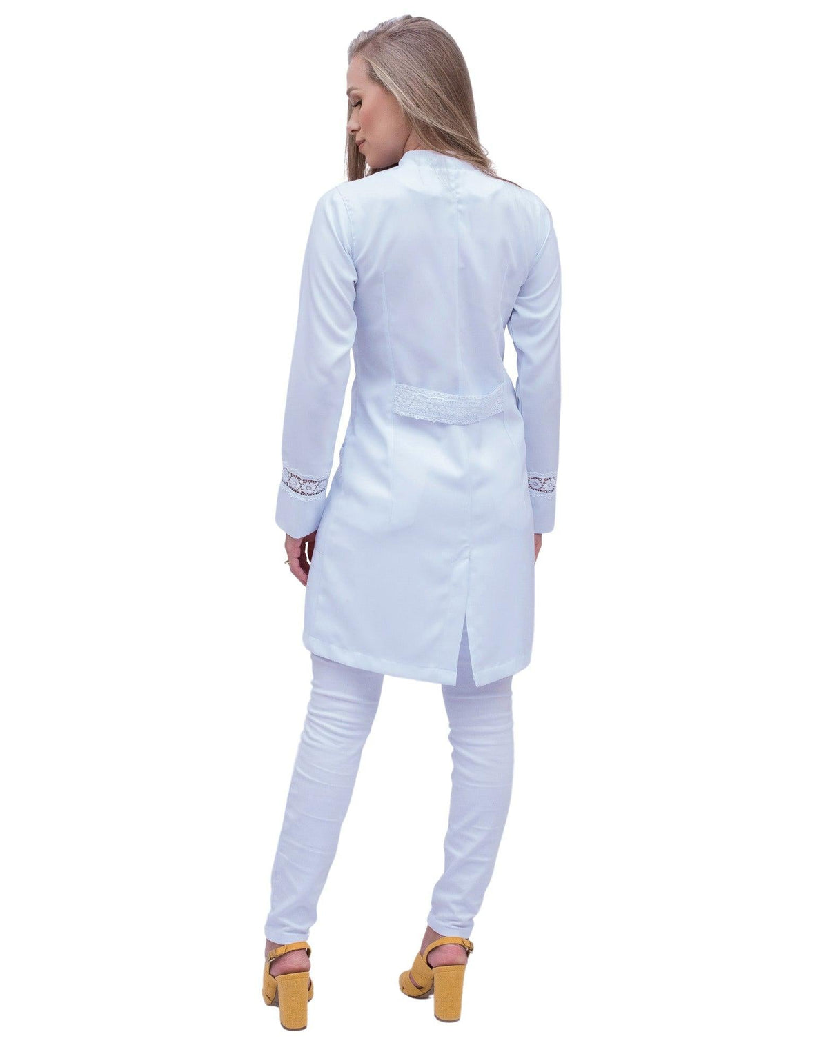 Jaleco feminino Beauty branco visto de costas, com martingale rendado na cintura e renda gripir nos punhos — foto 5