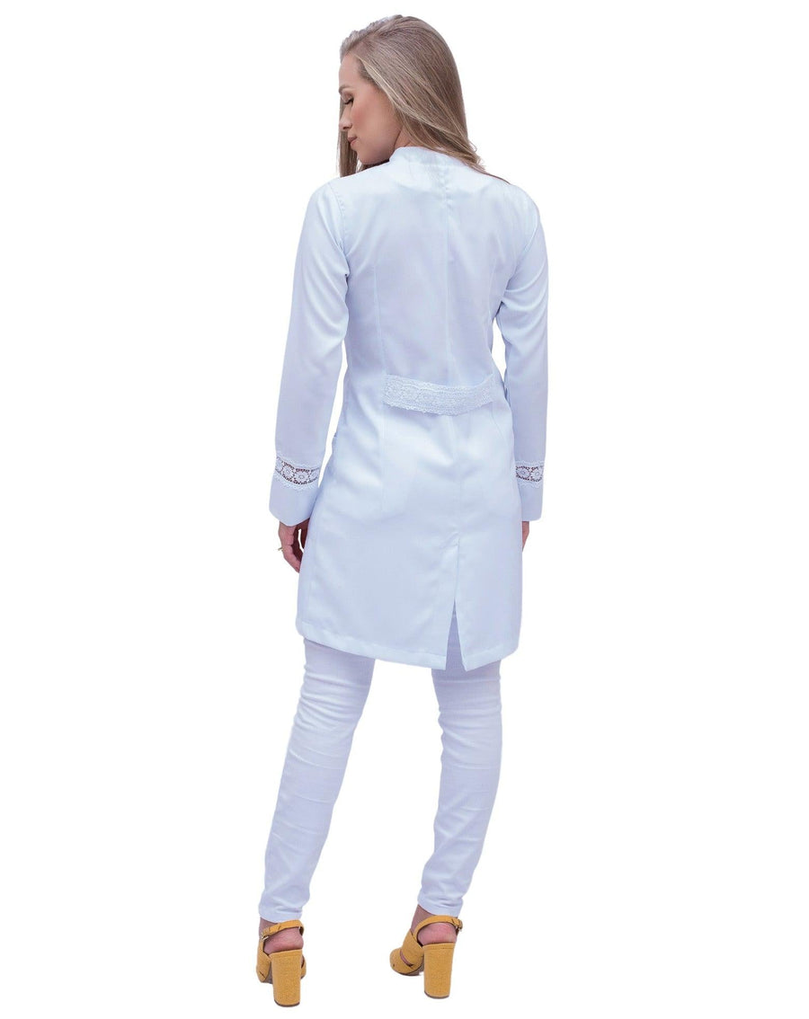 Jaleco feminino Beauty branco visto de costas, com martingale rendado na cintura e renda gripir nos punhos