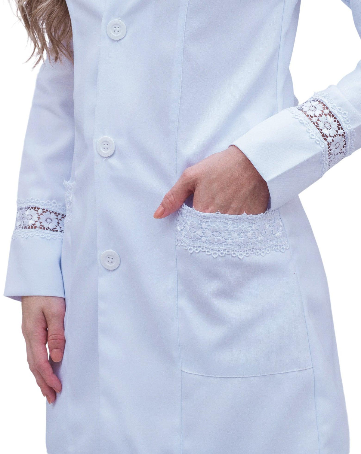 Jaleco feminino Beauty branco em detalhe aproximado, mão no bolso com renda gripir e botões brancos frontais — foto 4