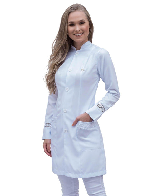 Jaleco feminino Beauty branco com renda gripir em meio corpo frontal, gola padre e renda nos punhos e bolsos