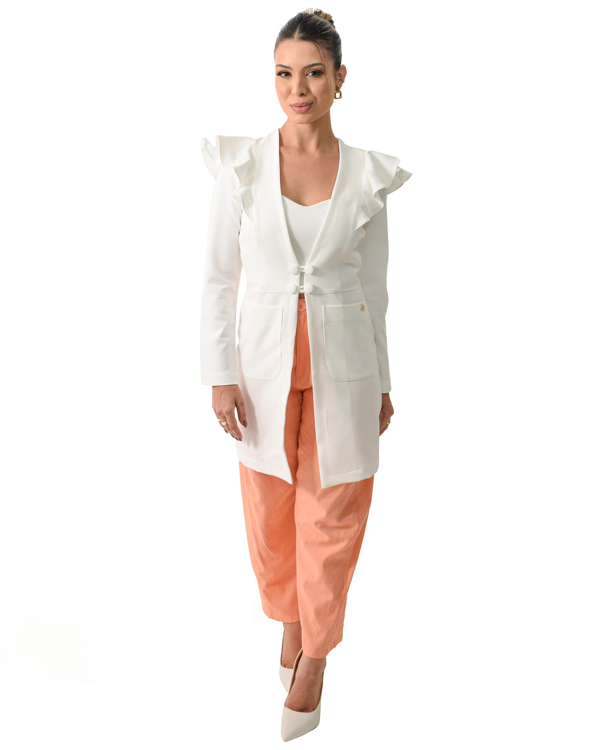 Jaleco feminino Celina off white de corpo inteiro na modelo, com babados nos ombros e fechamento por botões — foto 2