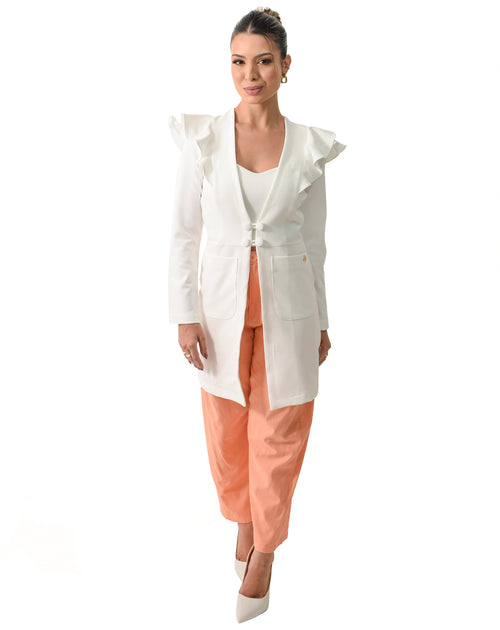 Jaleco feminino Celina off white de corpo inteiro na modelo, com babados nos ombros e fechamento por botões