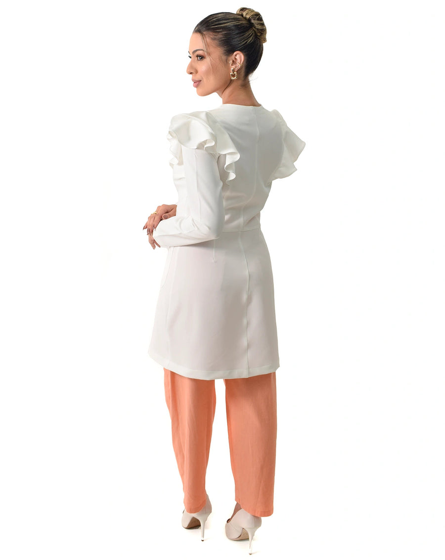Jaleco feminino Celina off white visto de costas na modelo, com babados nos ombros e recorte na cintura