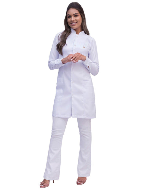 Jaleco feminino Charm branco com gola padre de corpo inteiro na modelo, com botões perolados frontais
