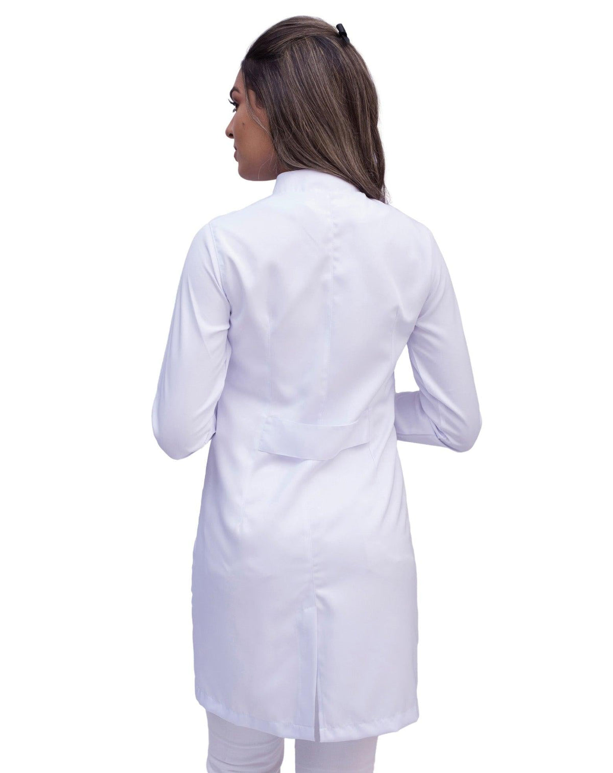 Jaleco feminino Charm branco com gola padre visto de costas na modelo, com faixa horizontal na cintura — foto 4