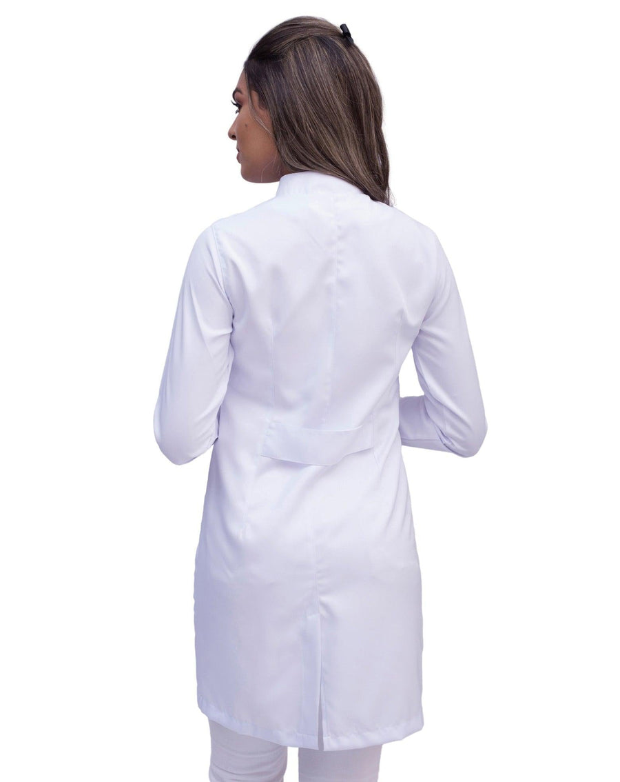 Jaleco feminino Charm branco com gola padre visto de costas na modelo, com faixa horizontal na cintura