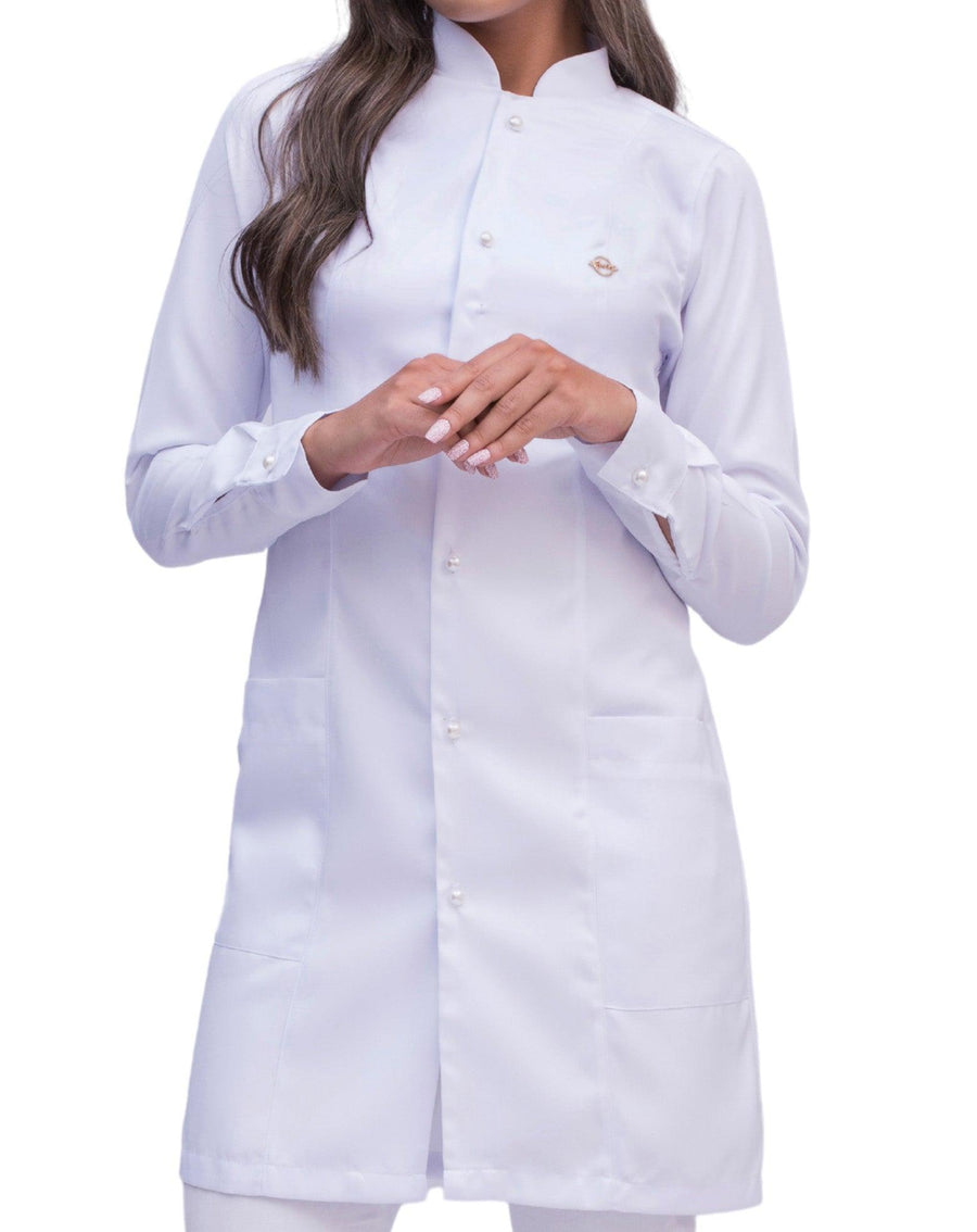 Jaleco feminino Charm branco com gola padre visto de frente, detalhe dos botões de pérola no corpo e punhos