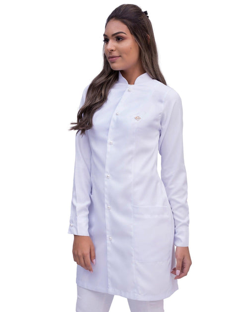 Jaleco feminino Charm branco com gola padre em vista lateral, botões perolados e bolsos frontais