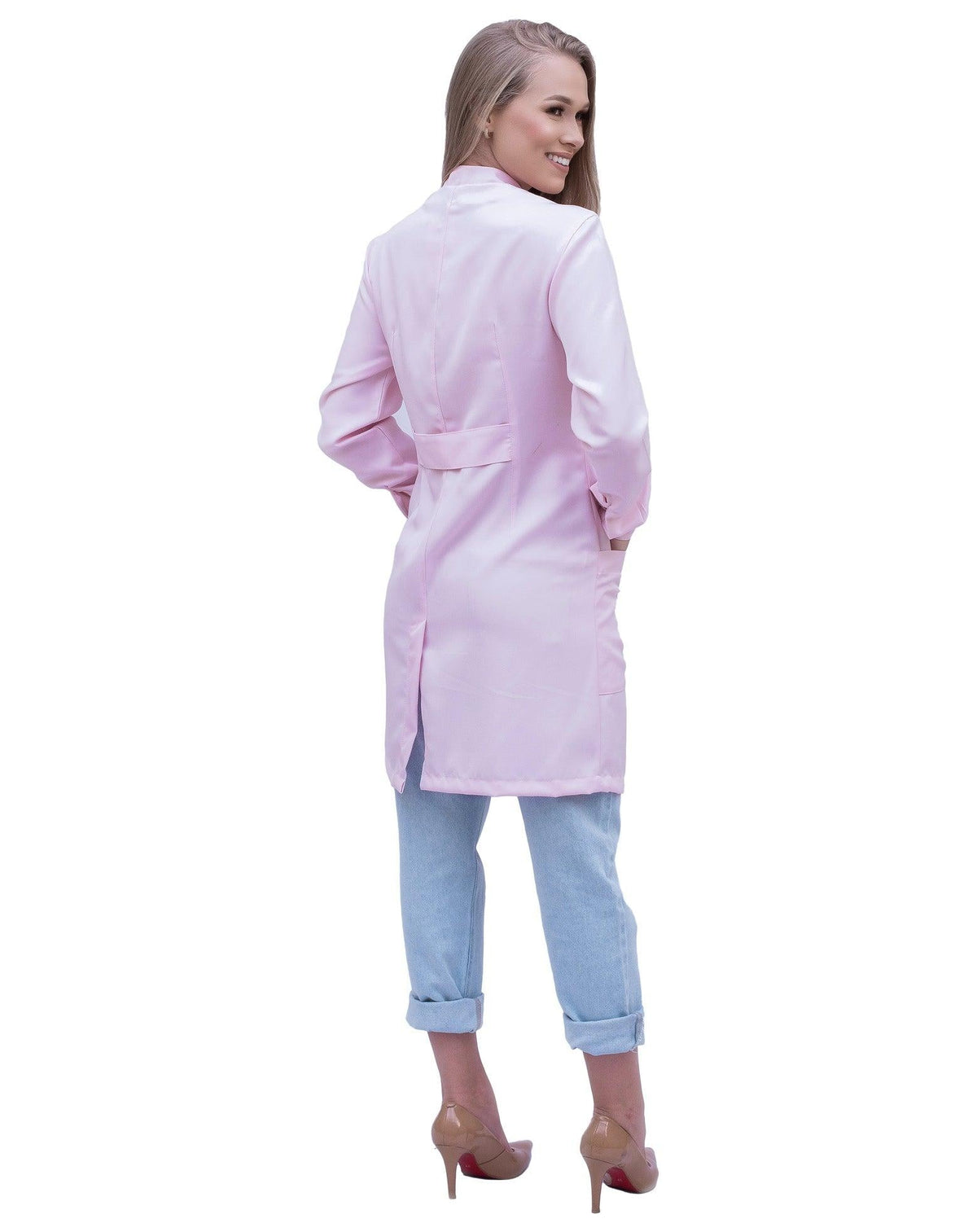 Jaleco feminino Charm rosa claro visto de costas na modelo, com faixa na cintura e fenda na barra — foto 4