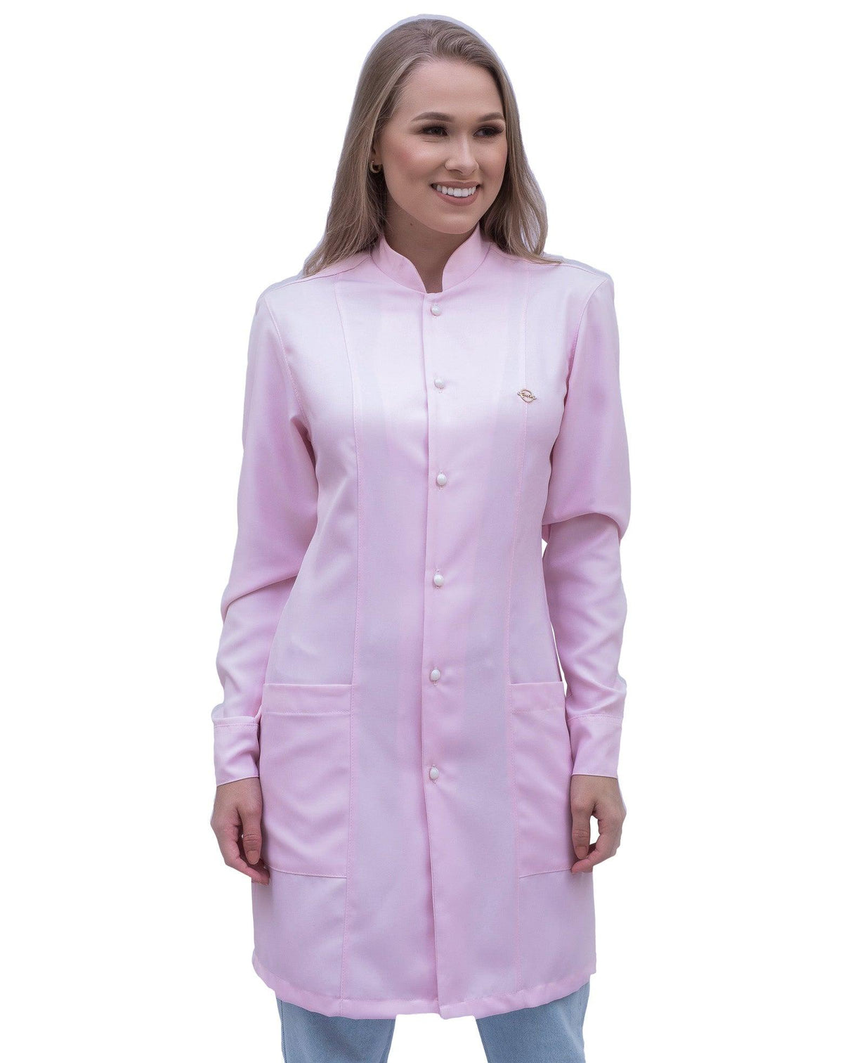 Jaleco feminino Charm rosa claro visto de frente, com gola padre, botões de pérola e bolsos amplos — foto 3