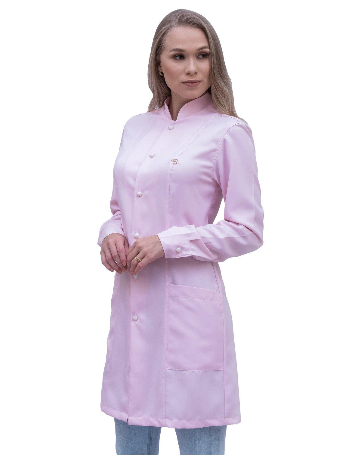 Jaleco feminino Charm rosa claro com gola padre em vista lateral, botões de pérola e bolsos frontais