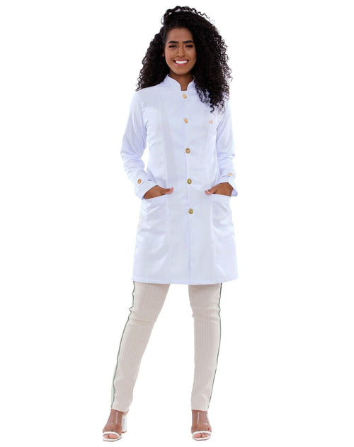 Jaleco feminino Chic branco de corpo inteiro, modelo com mãos nos bolsos e botões dourados frontais