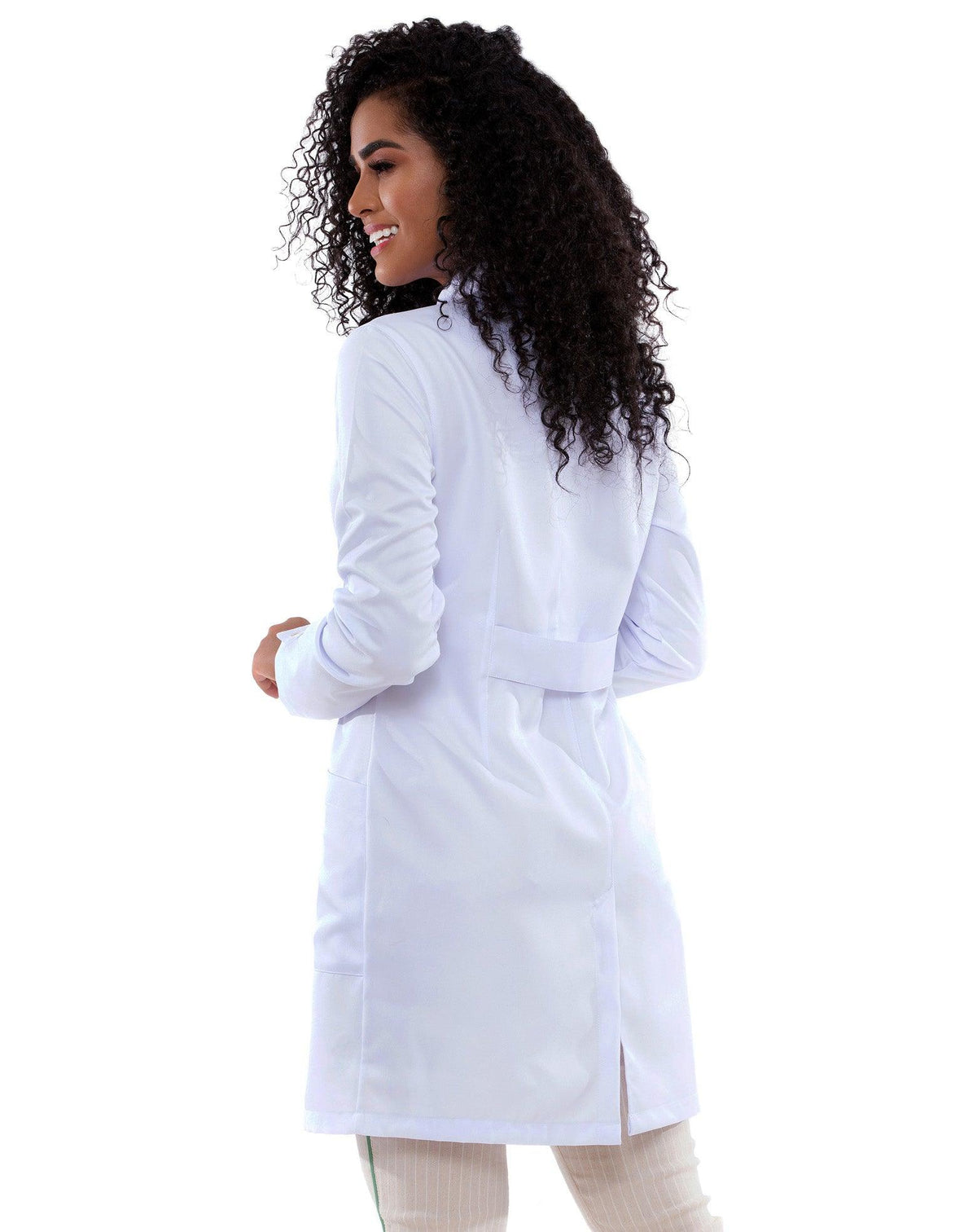 Jaleco feminino Chic branco visto de costas na modelo, com faixa na cintura e fenda na barra traseira — foto 4