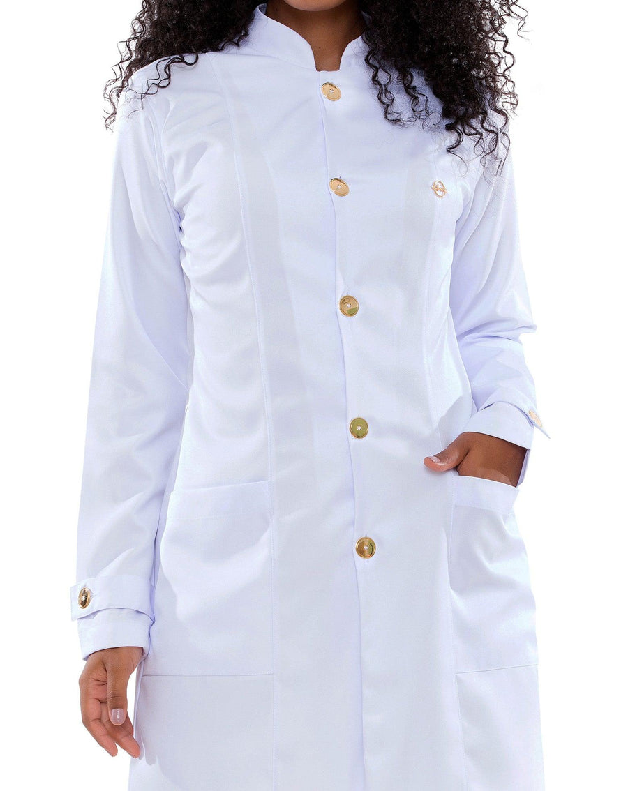 Jaleco feminino Chic branco em detalhe frontal aproximado dos botões dourados, gola alta e punho com botão